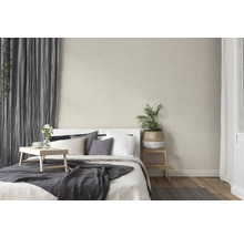 Spálňa s posteľou, závesmi a rastlinou pre pokojnú atmosféru