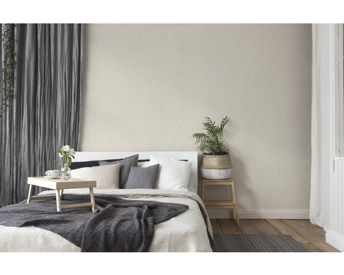 Spálňa s posteľou, závesmi a rastlinou pre pokojnú atmosféru