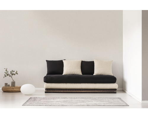 Obývacia izba s futónovou posteľou, vankúšmi a dekoráciou