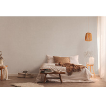 Svetlá spálňa s posteľou, nočným stolíkom, lampou a textilnou tapetou