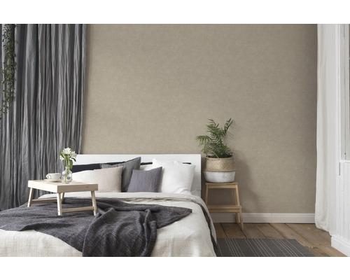 Svetlá spálňa s posteľou, závesmi a béžovou tapetou