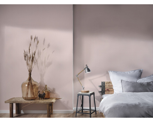 Svetlá spálňa so vzorovanou tapetou, nočnou lampou a dekoráciou