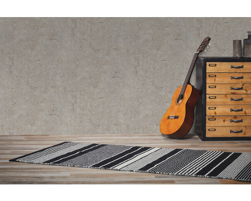 Scéna s gitarou, komodou a pruhovaným kobercom