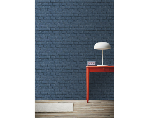 Obývacia izba s tehlovou stenou, stolom a lampou