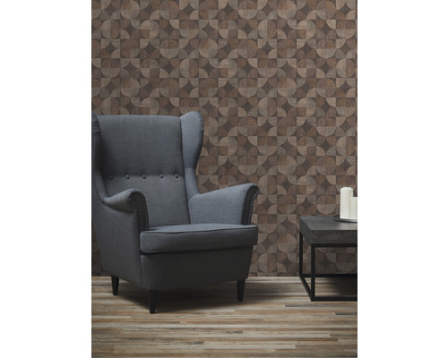 Obývacia izba s kreslom, príručným stolíkom a tapetou s geometrickým vzorom