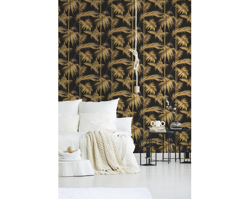 Spálňa s posteľou, nočnými stolíkmi a tapetou s motívom paliem