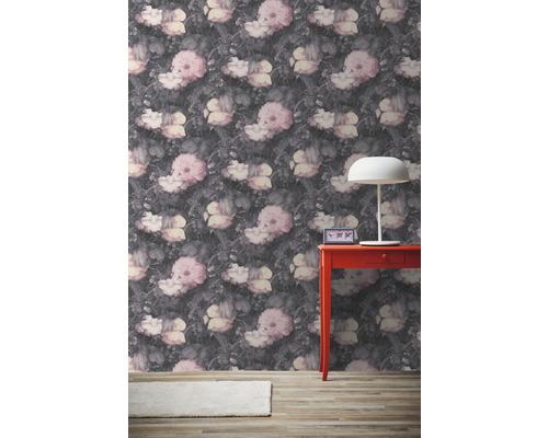 Pohľad na miestnosť s kvetinovou tapetou, stolom a lampou