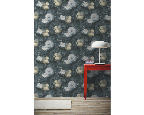 Izba s kvetinovou tapetou, červeným stolom a lampou