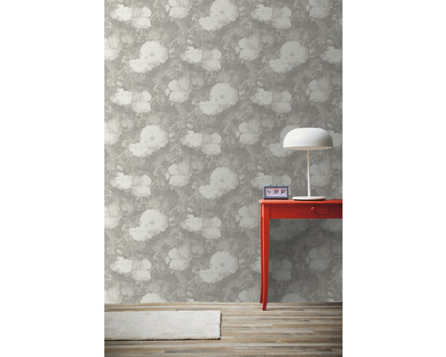 Interiér s kvetinovou tapetou, červeným stolom, lampou a kobercom