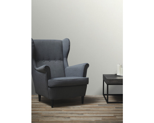 Obývacia izba s kreslom a príručným stolíkom so sviečkami