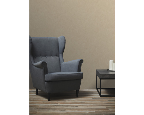 Obývacia izba s kreslom, stolom a tapetou