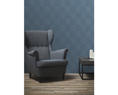 Obývacia izba s ušiakom, odkladacím stolíkom a vzorovanou tapetou