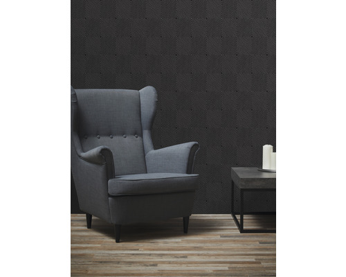 Obývacia izba s kreslom, príručným stolíkom a geometrickou tapetou