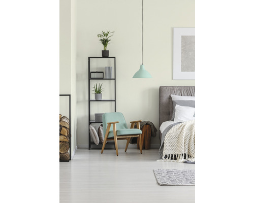 Svetlá spálňa s posteľou, kreslom, regálom a závesným svietidlom