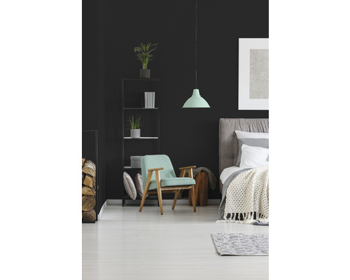 Spálňa s posteľou, kreslom a policou