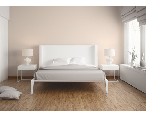 Spálňa s posteľou, nočnými stolíkmi a lampami na drevenej podlahe