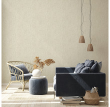 Obývacia izba s ratanovým kreslom, pohovkou a vzorovanou tapetou