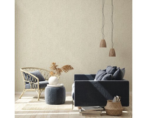 Obývacia izba s ratanovým kreslom, pohovkou a vzorovanou tapetou