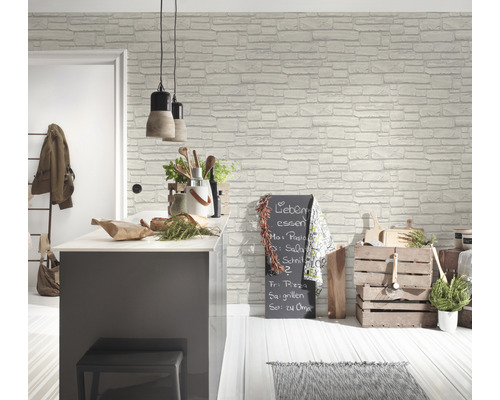 Svetlá kuchyňa s tapetou imitujúcou murivo, kuchynským ostrovčekom, závesnými lampami a dekoráciami