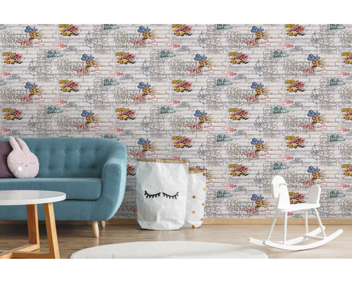 Obývacia izba s pohovkou a nástennou tapetou v štýle graffiti na tehlovom vzore