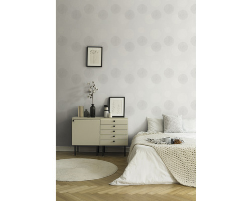 Svetlá spálňa s vzorovanými tapetami, komodou a posteľou