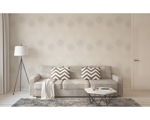 Obývacia izba s pohovkou, stojacou lampou a vzorovanou tapetou