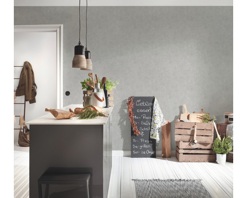 Svetlá kuchyňa s kuchynským ostrovom, tabuľou a drevenými prvkami pre priateľskú atmosféru.