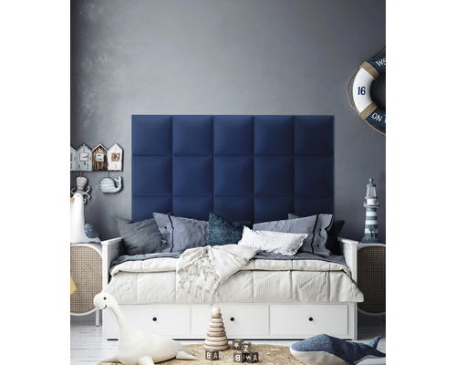 Detská izba s modrým nástenným panelom, bielou posteľou a námornou dekoráciou