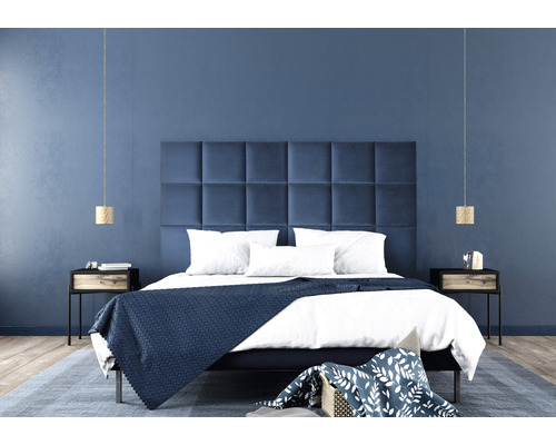 Spálňa s posteľou, čalúneným čelom, dvoma nočnými stolíkmi a závesnými svietidlami