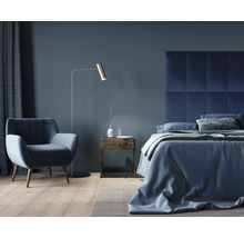 Spálňa s posteľou, kreslom, stojacou lampou a nočným stolíkom