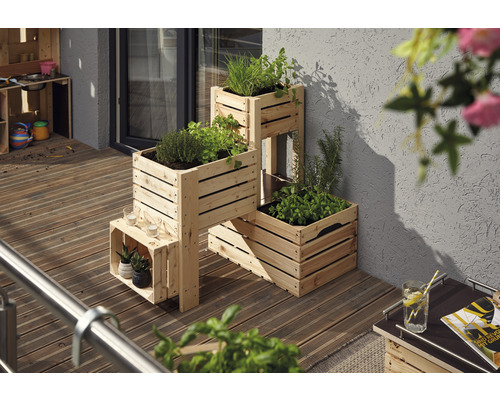 Drevený bylinkový regál s bylinkami na balkóne.