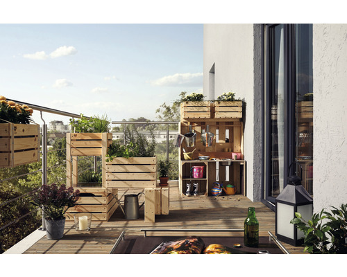 Balkón s vyvýšenými záhonmi a bylinkovou záhradou v drevených debnách