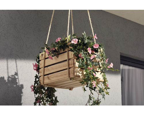 Závesný kvetináč z dreva so závesom z povrazu a ružovými kvetmi