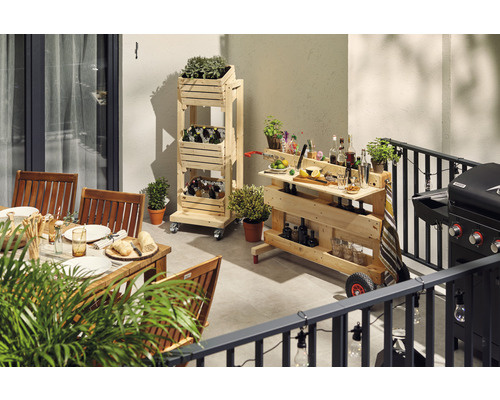 Vonkajšia scéna s dreveným nábytkom, vrátane stola so stoličkami, regálového vozíka a servírovacieho vozíka s grilom