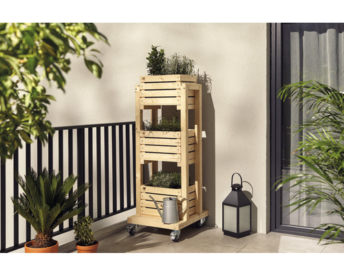 Poschodový záhon z dreva s bylinkami na balkóne.