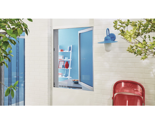 Scéna s oknom, vonkajšou lampou a stoličkou na terase.