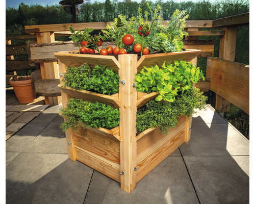 Trojposchodový drevený bylinkový záhon s paradajkami, šalátom a bylinkami na terase