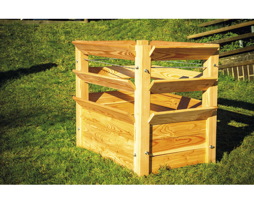 Drevený kompostér na trávniku