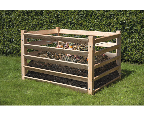 Drevený kompostér v záhrade naplnený kompostom