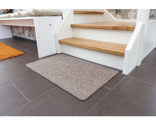 Rohožka pred schodiskom na dlažbe