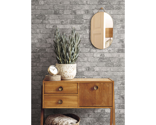 Sivá tapeta s tehlovým vzorom s komodou, zrkadlom a dekoráciou