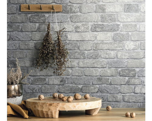 Dekoratívna tapeta so vzhľadom kameňa s drevenou policou a vlašskými orechmi na drevenom stole