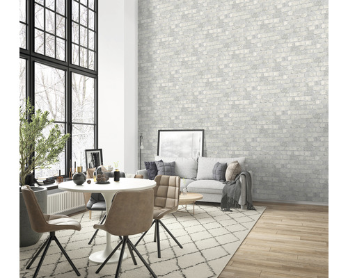 Obývacia izba s jedálenským stolom, stoličkami, pohovkou a vzorovanou tapetou s motívom tehly