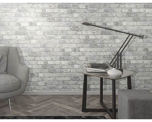 Svetlá izba s kreslom, stolnou lampou a tapetou s motívom muriva