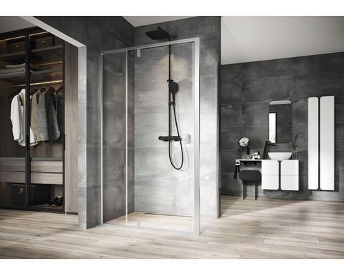 Moderná kúpeľňa s bezbariérovým sprchovacím kútom, umývadlom a šatníkom.