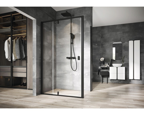 Moderná kúpeľňa so sprchovacím kútom, umývadlom a šatníkom