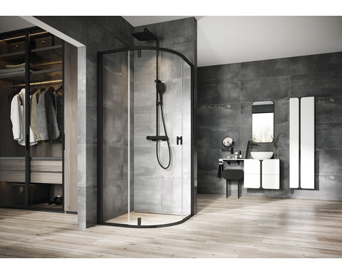 Kúpeľňa so sprchovacím kútom, umývadlom a šatníkom