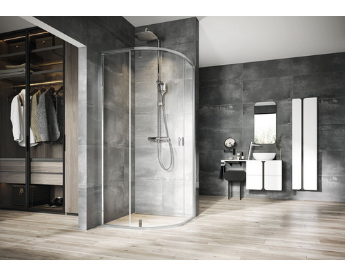 Kúpeľňa so sprchovacím kútom, umývadlom a šatníkom pre jasný a organizovaný dojem.