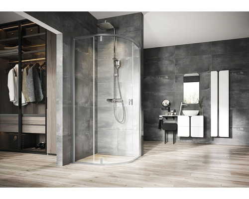 Moderná kúpeľňa so sprchovacím kútom, umývadlom a šatníkom.