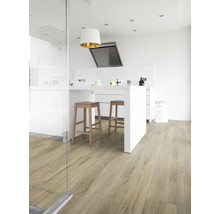 Moderná kuchyňa s drevenou podlahou, kuchynským ostrovčekom a barovými stoličkami.